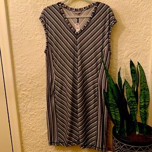 Black & White Sleeveless Dress w/ Pockets